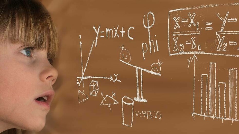 Bambina con grafici e formule matematiche