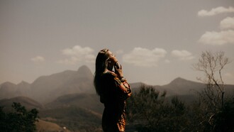 Quando l'ansia diventa un labirinto di pensieri, scrivere è come tracciare una mappa per ritrovare la via d'uscita. La scrittura è uno strumento potente per elaborare emozioni difficili e trovare sollievo