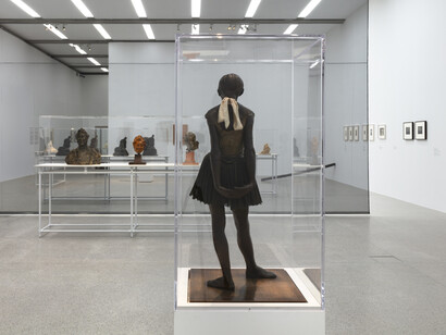 Various artists, Inventing modern sculpture, exhibition view. Courtesy of MUMOK