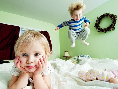 Niño saltando sobre una cama