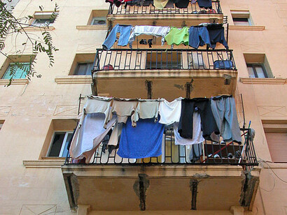 Tenemos un mensaje para la gente guapa y es que los feos somos muchos más;
así que cuidado, mucho cuidado procuren no hacernos enfadar. Barcelona, España