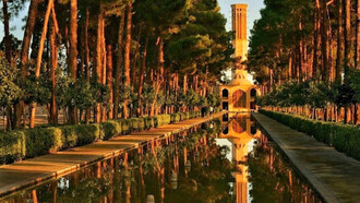 El jardín Dolat Abaad, construido en 1747 por Karim Khan e Zand. Famoso por su atrapavientos de 34 m. de altura. Patrimonio Mundial de la UNESCO en 2010. Consiste en un pabellón y un largo estanque en medio del jardín, rodeado de altos cipreses, conduce a la entrada principal. Detrás de estos altos árboles se encuentran hermosos viñedos y árboles de granadas, Yazd, Irán