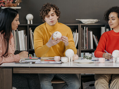 Em reuniões para autoavaliação, neurologicamente, tendemos a nos aperfeiçoar mais se focarmos no que já fazemos bem