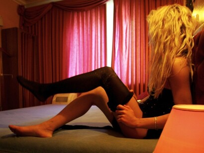 Una prostituta sobre una cama
