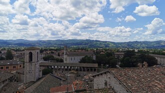 Gubbio è una delle città medievali meglio conservate d'Italia, adagiata sulle pendici del Monte Ingino nel cuore dell'Umbria. Gubbio, Italia