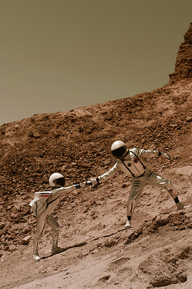 Astronautas explorando. Somos convidados a questionar o que sabemos e a considerar as possibilidades intrigantes que a história antiga pode esconder