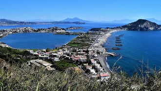 Bacoli, Lago Miseno, spiaggia di Miliscola e Capo Miseno, sullo sfondo il Vesuvio e il Golfo di Napoli. Ph. Giuseppe Guida