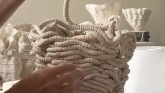 Lea Kaplan, 2025. Su obra no solo reside en la belleza de la forma, sino en la exploración de la luz, la sombra, la ondulación y la textura —temas que resuenan en el arte desde tiempos inmemoriales