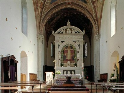 Interno della chiesa con altare di Andrea della Robbia ed affresco di Parri di Spinello raffigurante *La Madonna della Misericordia*, 1431