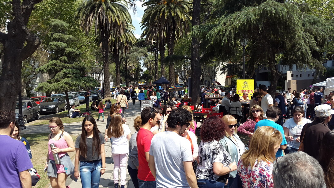 Comida callejera en el Bulevar Oroño, Rosario, Argentina