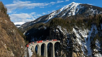 La pregunta que se planteó durante la Cumbre de la Tierra de 1972 sigue sin respuesta: ¿Cuánta gente puede soportar el planeta Tierra? RhB Ge 4-4 II 614, el Glacier Express, en el viaducto de Landwasser, Suiza