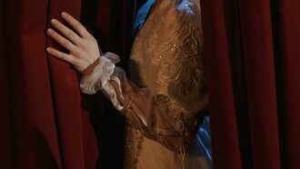 Os aristocratas usavam o teatro para debochar de seus velhos inimigos. Linguagem chula e de baixo calão eram incentivadas pelo próprio rei. Durante o período da restauração, os atores conseguiram uma grande ascensão social. Antes desta época, artistas eram de modo geral figuras marginalizadas pela sociedade. Entretanto, durante esse momento pela primeira vez alguns deles começaram a desfrutar do status de grandes celebridades dentro da cultura popular, tradição que persiste até os dias de hoje nas imagens das grandes estrelas de cinema