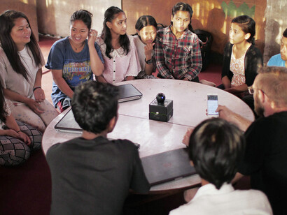 Personnes assises par terre devant la table