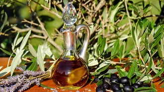 L’olio extravergine di oliva è uno dei simboli più rappresentativi della tradizione gastronomica italiana. In copertina: olio in uscita dal frantoio