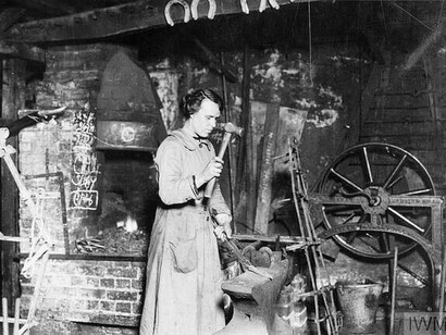 El aporte de la mujer en la producción bélica, 1914-1918.
Clase obrera: la primera incertidumbre ascendente de su historia; el desafío de que con un poco más de esfuerzo podría derrotar a los dos pilares del poder burgués: la propiedad y el privilegio