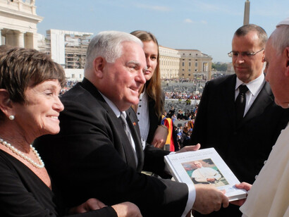 Gary and Meredith Krupp PTWF with Pope Francis