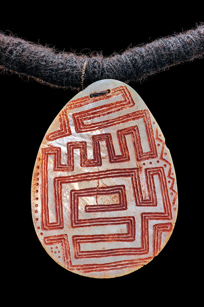 Nacre gravée riji, Australie-Occidentale, Kimberley, baie Beagle, péninsule de Dampier
Nyulnyul. Fin du 19e siècle, premier quart du 20e siècle, Nacre, cheveux, fibres végétales, ocre, L 64 cm l 13,2 cm, Acquis d’Emile Clement en 1928. Photo: © MEG, J. Watts