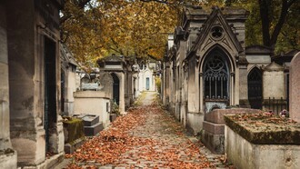 Il Cimitero di Père-Lachaise è un museo a cielo aperto dove la memoria si fa pietra, arte e racconto, intrecciando le vite dei grandi del passato con il silenzio vibrante del presente. Parigi, Francia