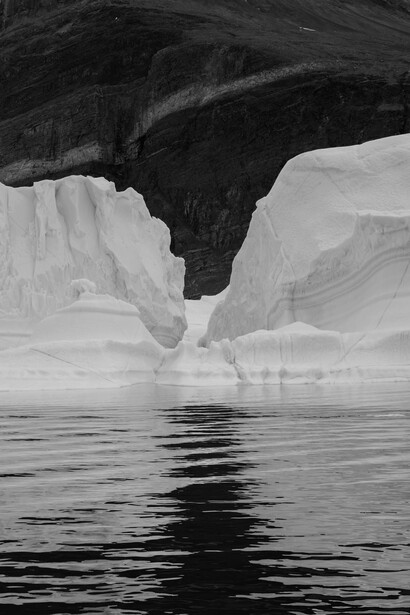Los iceberg, tienen la mayor parte de su volumen sumergida en el agua y se desprenden de los glaciales y están compuestos de agua dulce. Iceberg con una fisura al medio en camino a dividirse