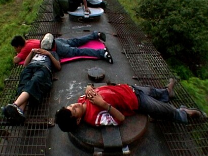 Niños viajando en el techo de un vagón de tren