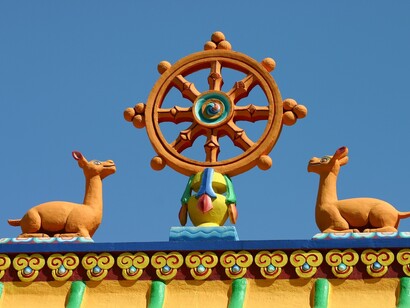 Il Dharmacakra, situato in cima al Tempio Jokang, a Lhasa in Tibet