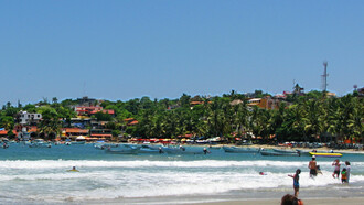Las playas de Puerto Escondido, Oaxaca, México, ofrecen escenarios diversos, donde cada rincón revela una personalidad distinta entre el mar, la arena y la vegetación tropical