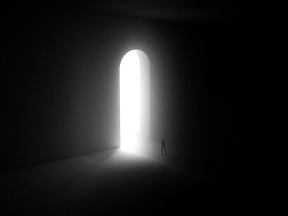 Ilustración de una persona entrando por un portal luminoso. La esencia universal es la unidad de la energía y la materia