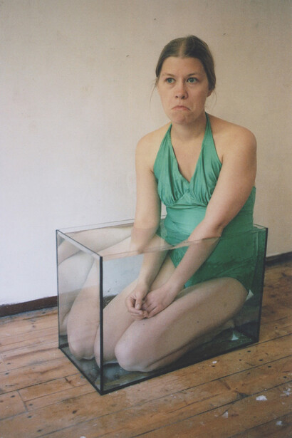 Art and feelings, to be socially trapped