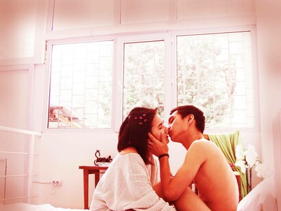 Guiding towards the light of love with quantum kisses