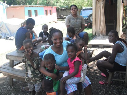 Tita Waldo Quinto con varios niños haitianos