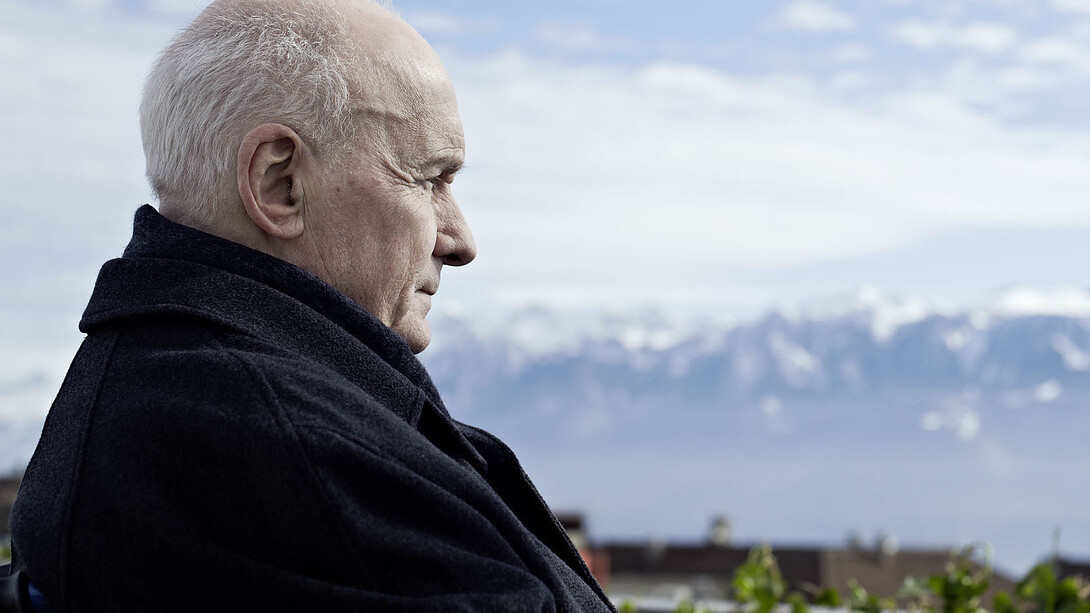 Un anciano, contemplando el paisaje desde su silla