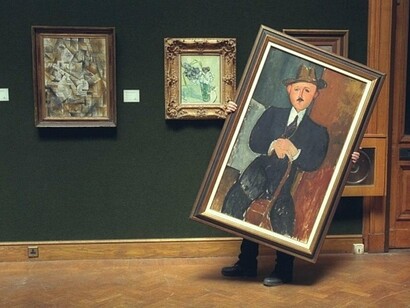 L'opera di Modigliani "L'uomo seduto con un bastone" che viene spostata da un museo