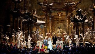 La Ópera Metropolitana ha vuelto a poner en escena «Turandot» de Puccini, con Yusif Eyvazov y Christine Goerke, en el centro, en la opulenta visión de Franco Zeffirelli de una China de cuento de hadas. El MET, Nueva York, EE.UU.