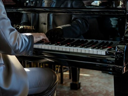 Un pianista che suona. Quanto tempo è necessario affinché si possa dire di aver "imparato" a suonare uno strumento musicale?