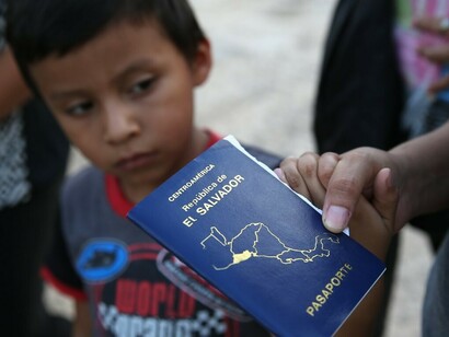 Un niño con su pasaporte