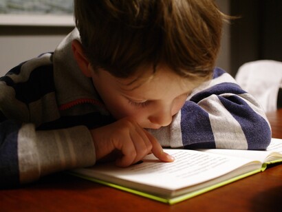Bambino che impara a leggere. L’obiettivo è quello di diffondere, attraverso i libri, una cultura della legalità costituzionale e della giustizia tra le giovani generazioni