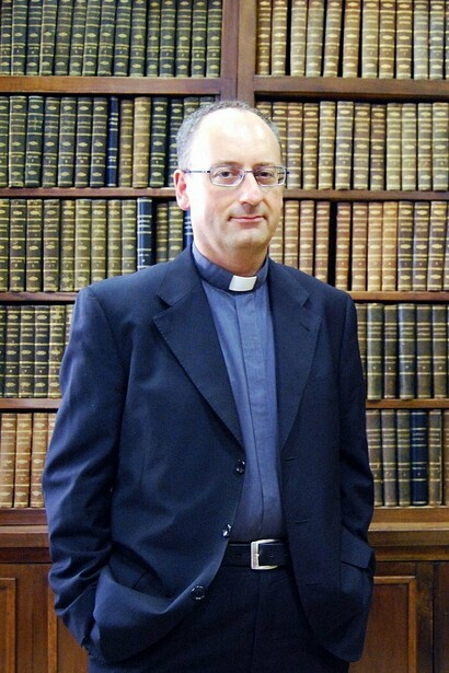 Antonio Spadaro di fronte alla raccolta completa di " La Civiltà Cattolica"