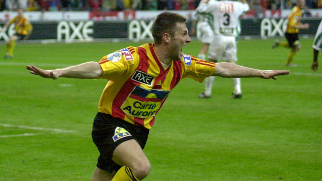 Le Calais Racing Union Football Club, club semi-professionnel, a surpris tout le monde en arrivant en finale de la Coupe de France en 2000