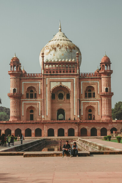 A Tumba Safdarjung em Nova Delhi, Índía, é um monumento construído de arenito e mármore em 1754