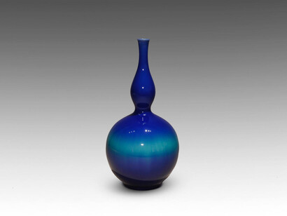 Tokuda Yasokichi III, Living National Treasure, Flower Vase, 2005,
porcelain with vivid colored glaze (yôsai). Courtesy of Onishi Gallery, New York