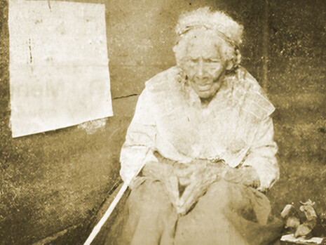 La única foto conocida de doña Josefa Carazo, en el último año de su vida. Tomada del artículo “La Carazito”, escrito por Ramón Matías Quesada (La República, 2 de mayo de 1911, p. 8). Observe, a la derecha de la anciana, las figuras de una mula y un buey, modeladas en cera por ella misma, con las que participó y ganó una medalla en la Exposición Nacional de 1886.