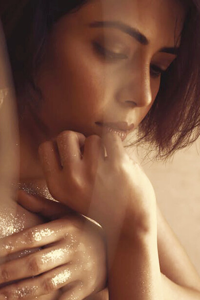 With a gentle caress and a thoughtful gaze, she captures the essence of exploring pleasure as a holistic experience, nurtured by both internal and external factors