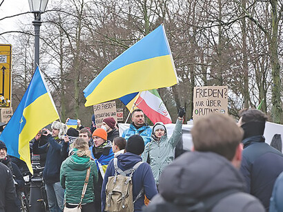 Protest 'Geradedenken' in Germany supports Ukraine, opposing the peace manifesto by Sarah Wagenknecht and Alice Schwarzer