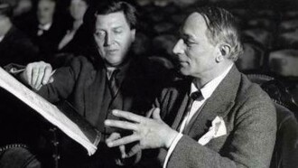 Il compositore Alban Berg (1885-1935) (a sinistra) studia la partitura della sua opera “Wozzeck” con il direttore d'orchestra Corneille de Thoran, Bruxelles, 1932