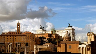 A Roma il cinema non arriva da fuori: sembra emergere dalle pietre, dai vicoli e dalla memoria stessa della città. In copertina una foto del Campidoglio e del Vittoriano, Roma, Italia