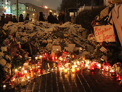 Flowers and candles: a solemn line forms as people pay respects outside French embassy in Moscow after Bataclan terrorist attacks
