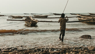 Actualmente, al parecer, no existe ninguna obligación internacional vinculante para eliminar la pobreza extrema. Burundi es actualmente el país más pobre del mundo. Vista del Lago Tanganica en el centro de África oriental, Bujumbura, Burundi