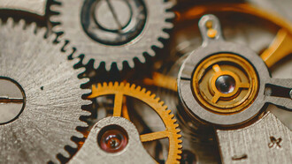 Der Autor ist in der Lage, drei verschiedene Zeitperspektiven zu nutzen, um sein Werk zu gestalten. Bild: Nahaufnahme eines Uhrwerkes