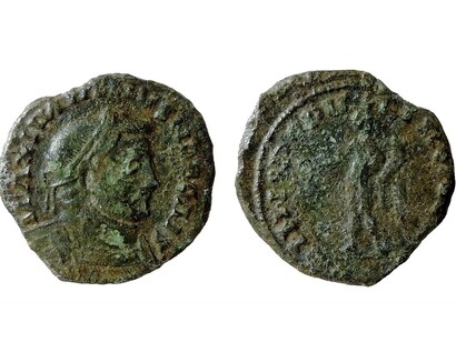 Nummo romano incompleto in lega di rame di Massimino II (305 d.C. - 313 d.C.), risalente al periodo 305 d.C. - 313 d.C. Tipo di rovescio GENIO POPVLI ROM raffigurante Figura stante che regge corona di fiori a sinistra con stendardo a destra. Zecca incerta