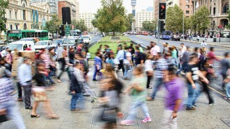 Vivere in città significa condividere ogni giorno spazi, servizi e responsabilità con migliaia di altre persone